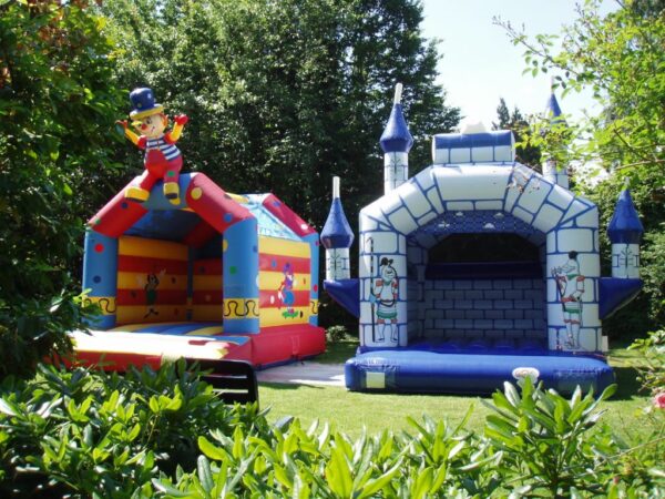 Bouncy castle clapping clown - Image 3